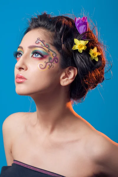 Schöne junge Mädchen mit Fantasie-Make-up — Stockfoto