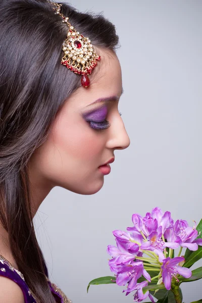 Schöne asiatische Mädchen mit Braut Make-up — Stockfoto