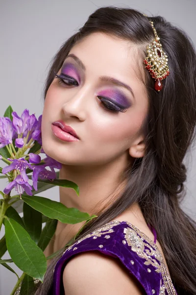Bella giovane sposa indiana — Foto Stock