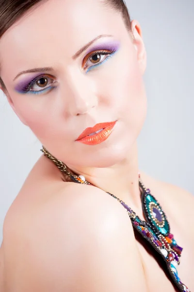 Mulher caucasiana jovem com bela maquiagem — Fotografia de Stock
