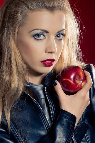 Sensuale donna bionda con una mela — Foto Stock