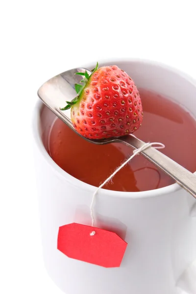 Primer plano de taza de té de frutas con fresa como bolsita de té, isol — Foto de Stock