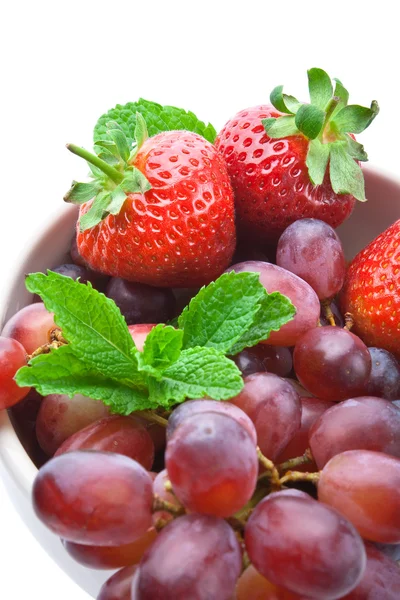 Truskawki, winogron i mięty — Zdjęcie stockowe