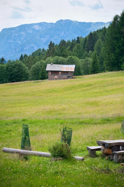 Pequeno refúgio nas Dolomitas, norte da Itália — Fotografia de Stock