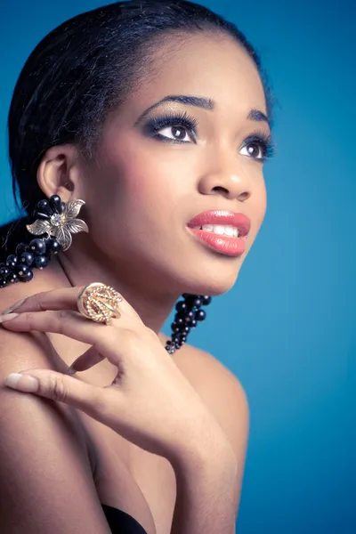 Studioporträt einer jungen schwarzen Frau Stockbild