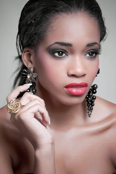 Studioporträt einer jungen schwarzen Frau lizenzfreie Stockfotos