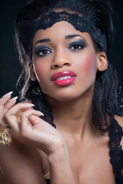 Porträt einer jungen schwarzen Frau, isoliert auf schwarz Stockfoto