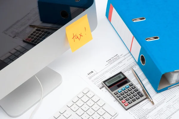 Kleverige nota's met woord belastingen, computer, toetsenbord, rekenmachine — Stockfoto
