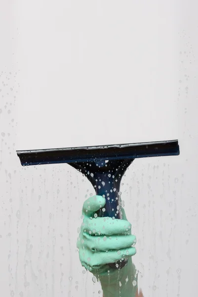 Lavadora de janelas com rodo — Fotografia de Stock