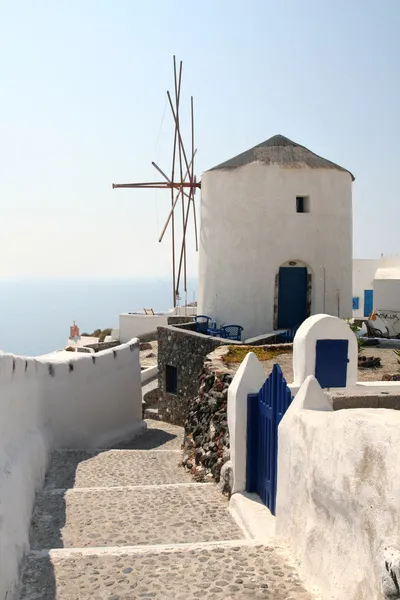 Santorini üzerinde yel değirmeni — Stok fotoğraf