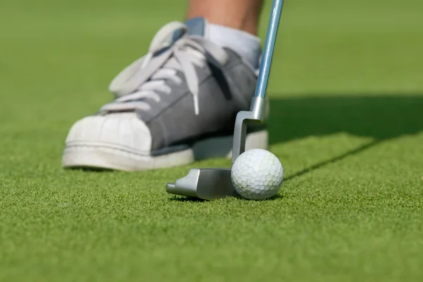 Golfer met rijden-putter — Stockfoto