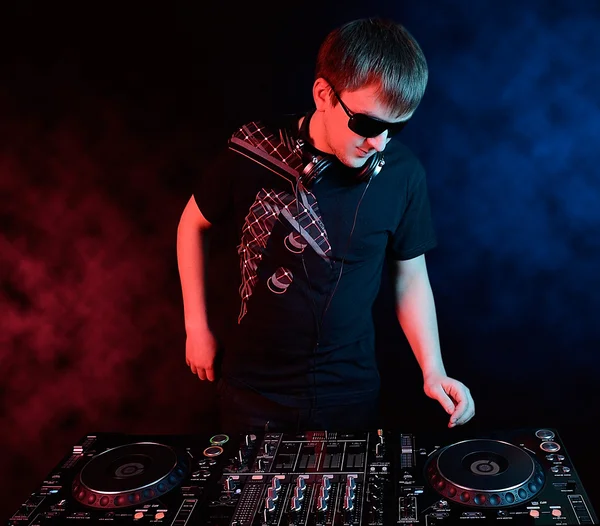 DJ na tmavém pozadí — Stock fotografie