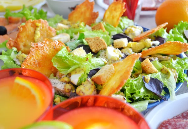 Salad with cheese chips and chicken — Stock Photo, Image