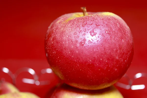물 방울과 빨간 사과 — 스톡 사진
