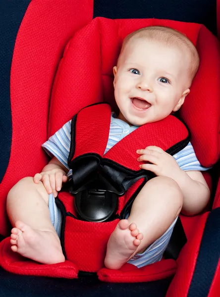 Glücklicher Junge im Autositz — Stockfoto