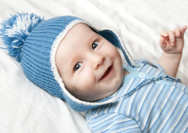 니트 모자에 행복 한 소년 — 스톡 사진