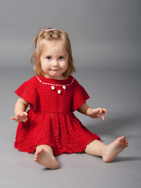 Dziewczynka w czerwonym ubraniu — Zdjęcie stockowe