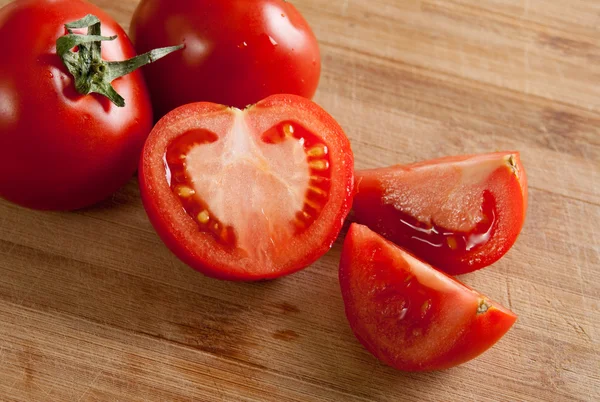 절단 보드에 어떤 빨간 토마토 — 스톡 사진