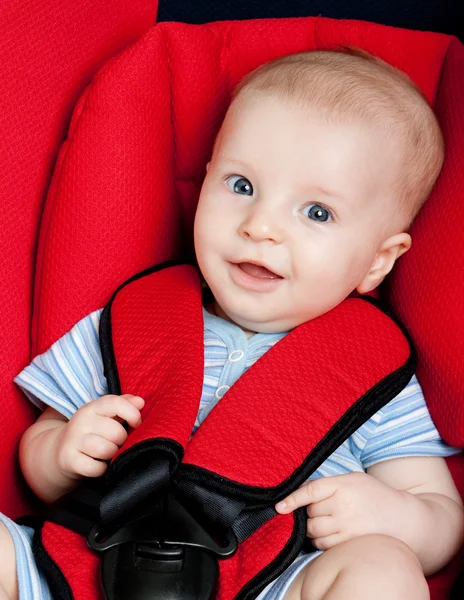 Niño feliz en asiento de coche — Foto de Stock