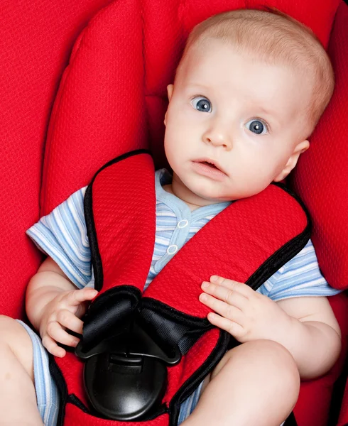 Έκπληκτος αγόρι στο κάθισμα αυτοκινήτου — Φωτογραφία Αρχείου