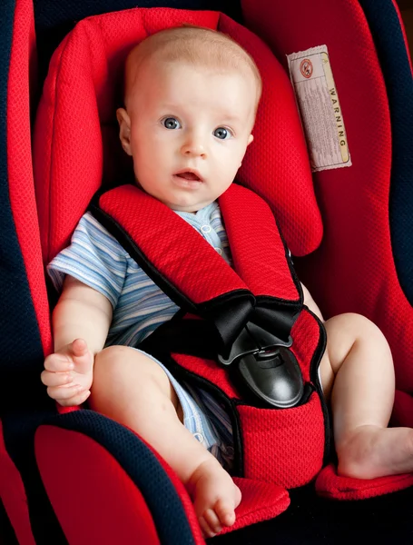 Niño en asiento de coche Imagen de archivo