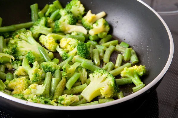 Зелені овочі на сковороді Стокове Фото