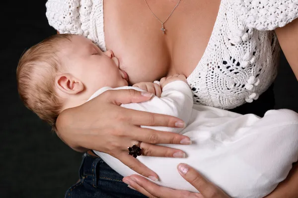 母乳喂养 — 图库照片