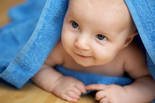 A criança na toalha — Fotografia de Stock