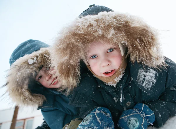 在冬天的儿童 — 图库照片