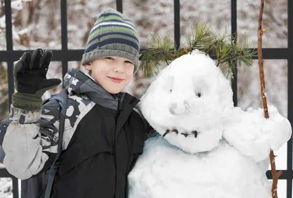 Chlapec a sněhulák — Stock fotografie
