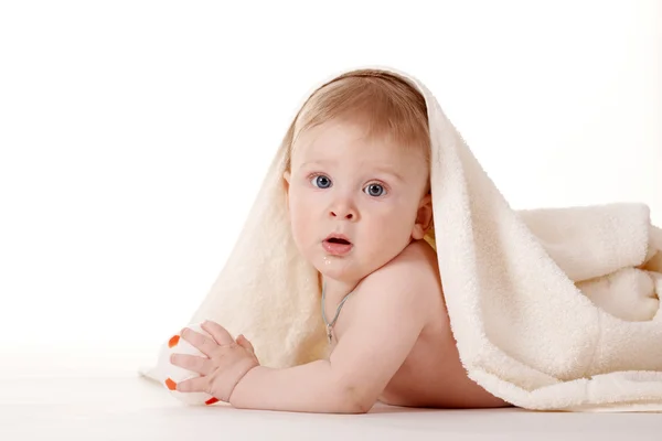 Ребенок с полотенцем и мячом — стоковое фото