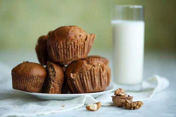 Muffins with cinnamon and walnuts — Stock Photo, Image
