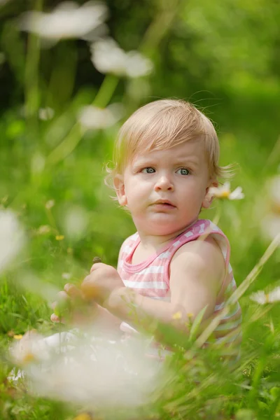 Küçük bir çocuk çim — Stok fotoğraf