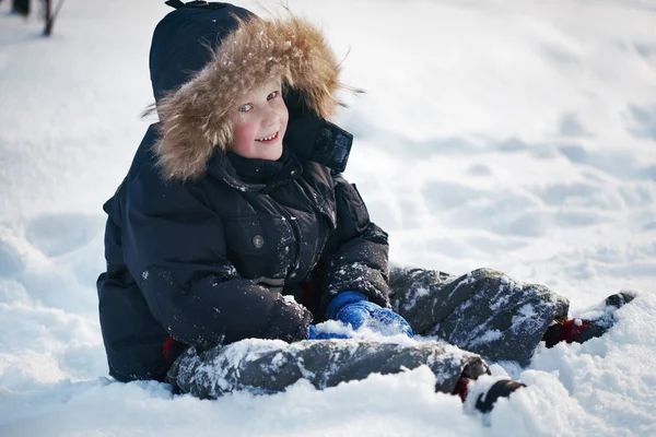 雪地里的男孩 — 图库照片
