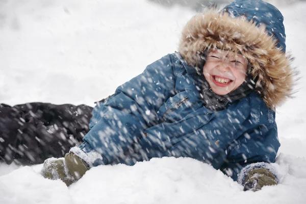 Pojke i snön — Stockfoto