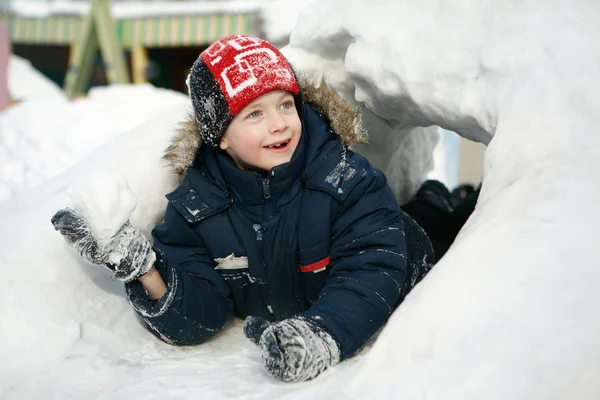 Chlapec ve sněhu — Stock fotografie