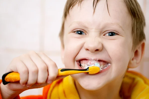 あなたの歯を磨く — ストック写真