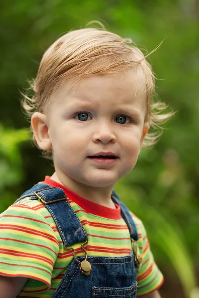 Çizgili gömlekli küçük bir çocuk — Stok fotoğraf