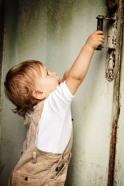子供とドア — ストック写真