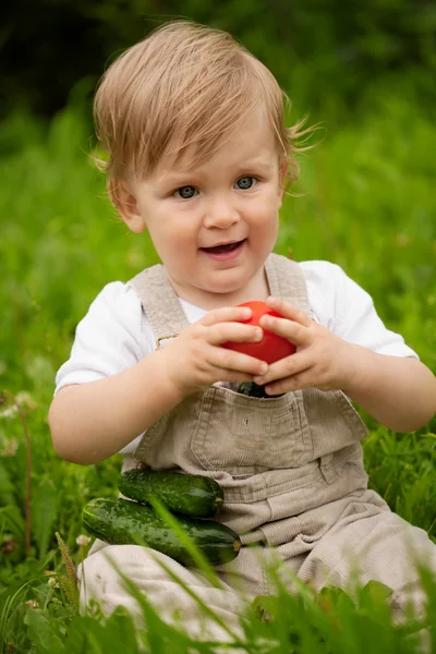 Мальчик и овощи — стоковое фото