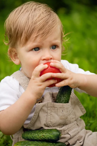 Çocuk ve sebze — Stok fotoğraf