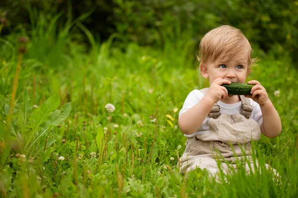 Baby and cucumbers — Stock Photo, Image