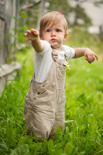Çimlere basan çocuk — Stok fotoğraf