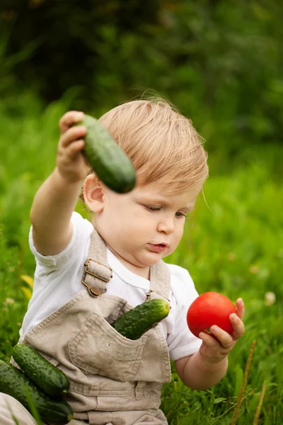 Menino e legumes — Fotografia de Stock