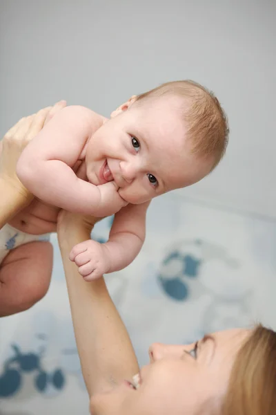 Baby und Mutter — Stockfoto