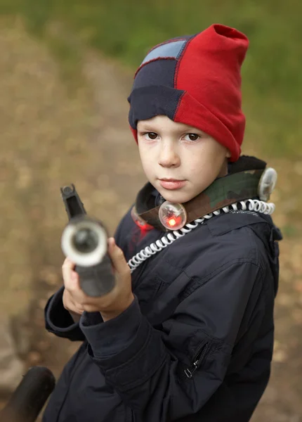 Мальчик с винтовкой — стоковое фото
