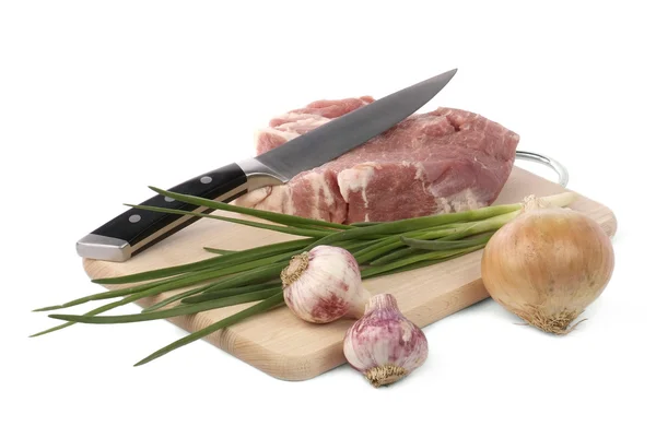 Rått kött med lök och vitlök isolerad på vit — Stockfoto
