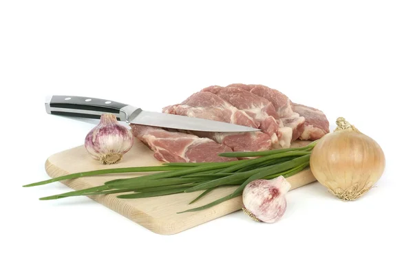 Daging mentah dengan bawang merah dan bawang putih terisolasi di atas putih — Stok Foto