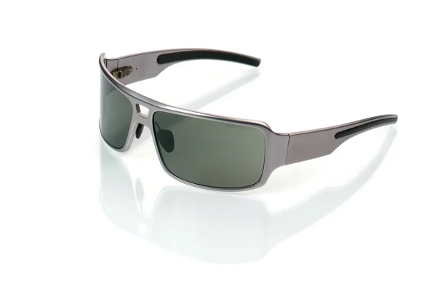 Стильные металлические солнечные очки, изолированные на белом — стоковое фото