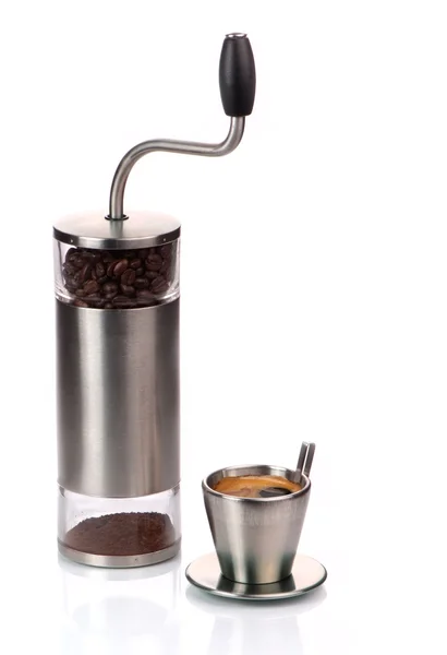 Kaffeemühle und Tasse isoliert auf weiß — Stockfoto